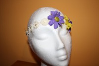 diadema frontal beige y flores de color violeta y amarillo